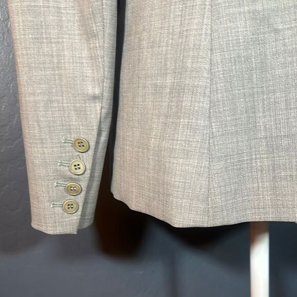 Theory Light Gray Structured Blazer with Notched Lapels and Fitted Silhouette - Picture 4 of 9